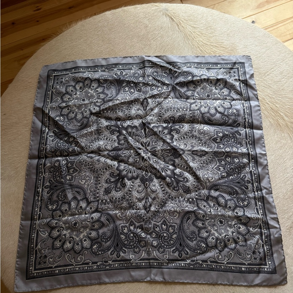 Daytons Black and Gray Paisley Scarf Made in Italy - Picture 5 of 8